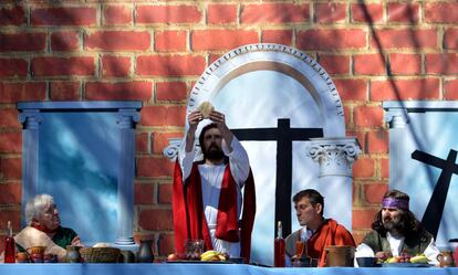 Fieles realizan la recreación de la Pasión de Cristo en Kalwaria Paclawska, al sureste de Polonia, el 09 de abril de 2017.