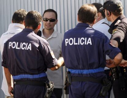 El padre de los niños desaparecidos, durante el registro de su casa.