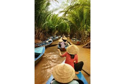 Barcas en un canal del delta del Mekong.