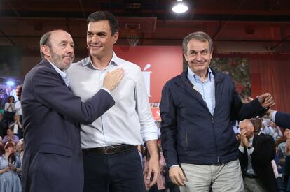Acto del secretario general y candidato del PSOE a la Presidencia del Gobierno, Pedro Sánchez, junto a Alfredo Pérez Rubalcaba y Jose Luis Rodríguez Zapatero, el 22 de mayo de 2016.