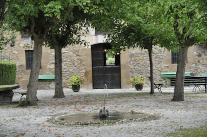 En los jardines que rodean la edificación principal destaca un roble milenario y el laberinto de boj de 300 metros plantado en 1923. Cuenta con dos estanques y varias zonas de descanso.