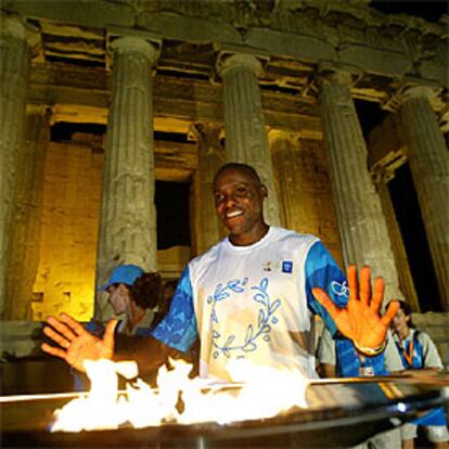 Carl Lewis, ayer en Atenas con la antorcha.