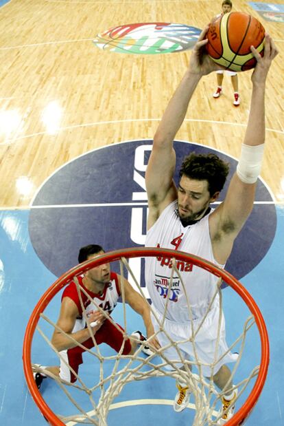 Pau Gasol realiza un mate espectacular durante el duelo entre las selecciones de España y Polonia.