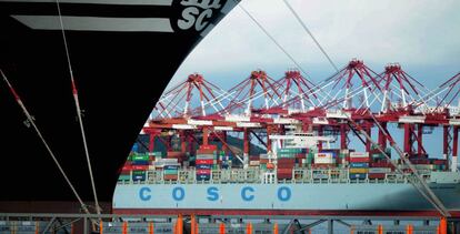 Un barco de la naviera Cosco, que compró Noatum Ports en julio.