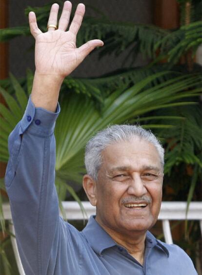 El padre de la bomba atómica paquistaní, Abdul Qadeer Khan, saluda a los medios en su casa de Islamabad.