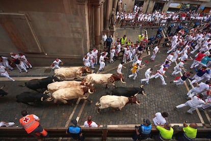 Los toros de la ganadería madrileña de Victoriano del Río Cortés en el tramo final de la Cuesta de Santo Domingo, el 12 de julio de 2018.