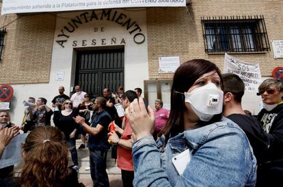 Cientos de vecinos de Seseña, unos 400 según datos de la Guardia Civil, han protestado por las calles de la localidad.