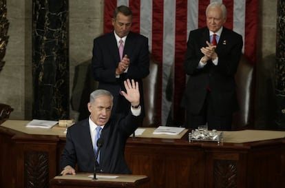 El primer ministro israelí, Benjamin Netanyahu, es la personalidad extranjera, junto al primer ministro británico Winston Churchill, que más veces se ha dirigido a los congresistas norteamericanos, un total de tres. En la imagen, el dirigente hebreo saluda al auditorio mientras éste le aplaude, en su última intervención en el Capitolio, el 3 de marzo de 2015.