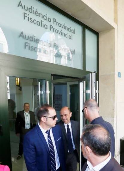 El alcalde de Alicante, Gabriel Echávarri, en el centro, en la Audiencia de Alicante.