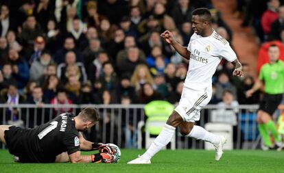 Vinicius intenta llegar a la pelota ante Unai Simón.