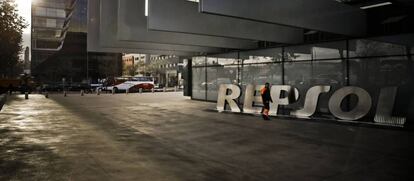 Logotipo de Repsol ante su sede central en Madrid.
