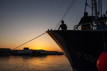 El barco 'Kaximirona', en el puerto de Getaria (País Vasco), después de regresar de faenar durante una semana. 