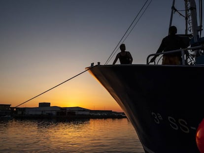 El barco 'Kaximirona', en el puerto de Getaria (País Vasco), después de regresar de faenar durante una semana. 