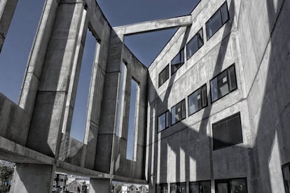 Edificio de cemento y hormigón.