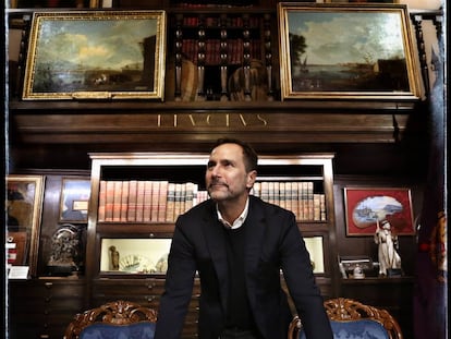 El exembajador de Estados Unidos, James Costos, en la sala del patronato del Museo Naval.