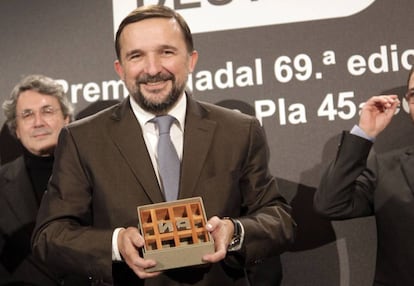 Vila-Sanju&aacute;n, al recoger el premio Nadal en 2013. 