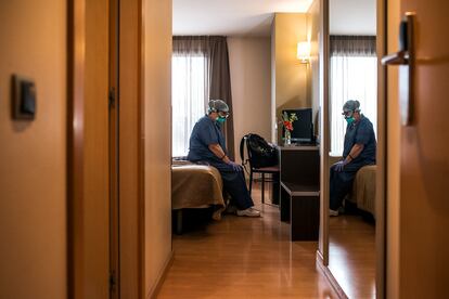 La técnico de enfermería Joana Martínez en su habitación del Hotel Palau de Girona.