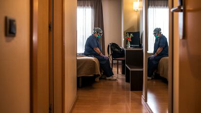 La técnico de enfermería Joana Martínez en su habitación del Hotel Palau de Girona.