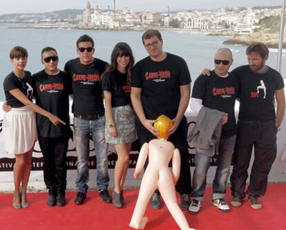 El director andaluz Paco Cabezas (3d), junto a los actores Macarena Gómez, Dámaso Conde, Mario Casas, Blanca Suárez, Vicente Romero y Antonio de la Torre (izq. a drch.), durante la presentación de la película 'Carne de neón'