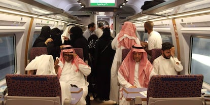 Pasajeros saudíes en el interior del tren del AVE a la Meca, en 2019.