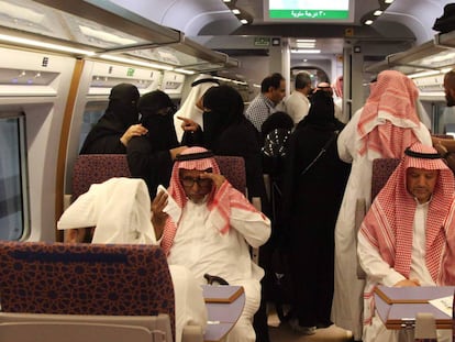 Pasajeros saudíes en el interior del tren del AVE a la Meca, en 2019.