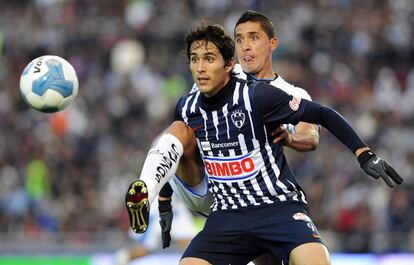 Denigris, del Monterrey, disputa el balón con Adrián.