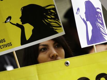 Una mujer de Amnistía Internacional protesta en México por la mujer salvadoreña.