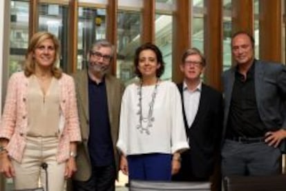 Nuria Cabutí, consejera delegada de Random House Mondadori; Antonio Muñoz Molina, premio Príncipe de Asturias de las Letras 2013; Carolina Pina, socia de Garrigues; Ian Hargreaves, asesor de David Cameron, y Carlos Biern, consejero delegado de BRB Internacional.