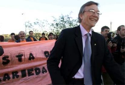 Rolf Tarrach, ayer, en la Universidad de Valencia, rodeado por investigadores que protestan por la precariedad.