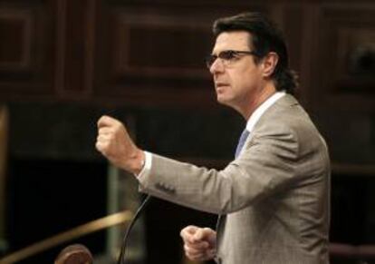 El ministro de Industria, José Manuel Soria, durante su intervención en la sesión de control al Gobierno en el Congreso de los Diputados, en Madrid. EFE/Archivo