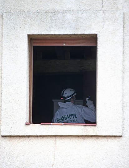 El Ayuntamiento de Gijón ha declarado tres días de luto oficial por el fallecimiento de gijoneses en el incendio provocado esta madrugada en la casa rural Ribera del Arlanza de la localidad burgalesa de Tordómar. En la imagen, una agente de la Guardia Civil investiga en el interior de la casa incendiad en Burgos.