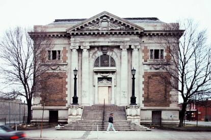 Edificio de la antigua biblioteca pública de Camden, Nueva Jersey, captado por Vergara en 1992.