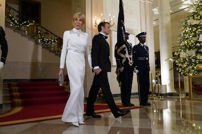 Emmanuel Macron y la primera dama, Brigitte Macron en 
su llegada a la cena oficial de Estado celebrada en la Casa Blanca. 