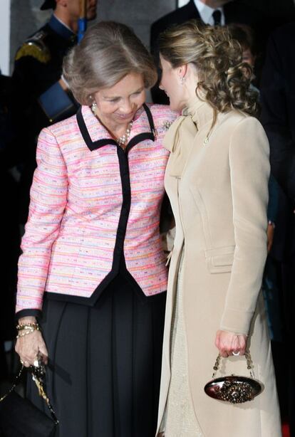 La reina Sofía y la entonces princesa Letizia charlan en presencia del príncipe Felipe tras la ceremonia de entrega de los XXIV premios Príncipe de Asturias en el Teatro Campoamor de Oviedo, en 2004. Ese fue el año en el que doña Letizia asistió por primera vez a la ceremonia como princesa de Asturias.