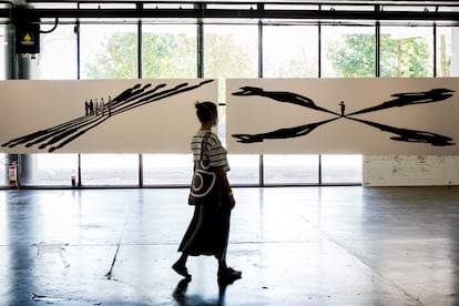 A visitor observes two works belonging to the 'Dilatáveis' series, by the Brazilian painter and illustrator Regina Silveira.