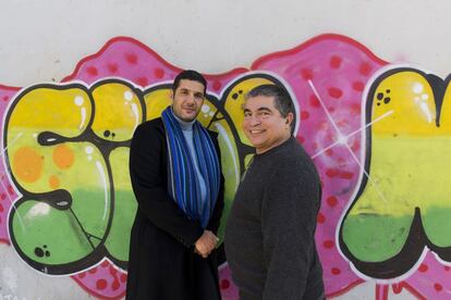 Nabil Ayouch y Mahi Binebine en el exterior del centro cultural que han impulsado en Casablanca.