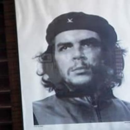 El fotógrafo cubano Alberto Korda junto a su famosa fotografía del Che" Guevara