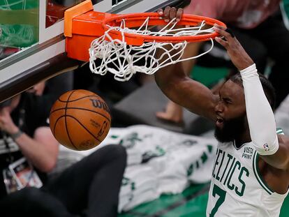 Jaylen Brown, en el segundo cuarto del tercer partido de la final de la NBA, en el TD Garden, en Boston.