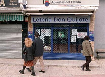 Administración de lotería Don Quijote, en Parla, donde se selló el boleto millonario.