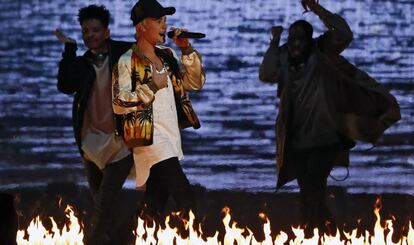 Justin Bieber actúa en la entrega de premios de los Brit Awards.