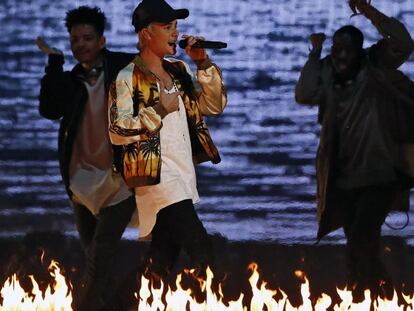 Justin Bieber actúa en la entrega de premios de los Brit Awards.