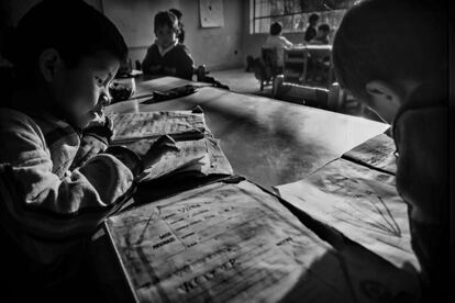 Varios niños realizan tareas escolares en el interior de las aulas de ADEVI. Además se realizan juegos y actividades lúdicas.