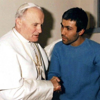 Juan Pablo II visita a Alí Agca en la cárcel en 1983, en Roma.