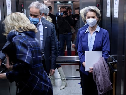 La presidenta de la Comisión Europea, Ursula von der Leyen, a la derecha, hoy en la Eurocámara.