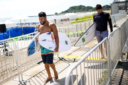 Os surfistas Italo Ferreira e Gabriel Medina são fotografados juntos após sessão de treino nesta sexta-feira, 23 de julho, na praia de Tsurigasaki, no Japão.