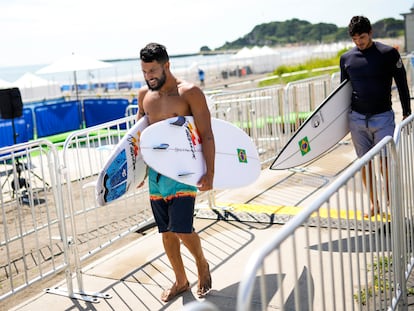 Os surfistas Italo Ferreira e Gabriel Medina são fotografados juntos após sessão de treino nesta sexta-feira, 23 de julho, na praia de Tsurigasaki, no Japão.