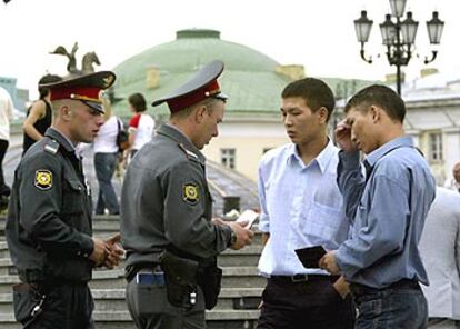 Dos policías comprueban la documentación de dos ciudadanos en el centro de Moscú.