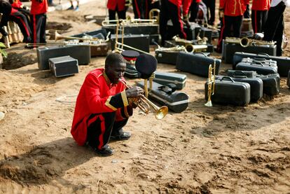 Un música practica poco antes de un ensayo para la actuación en el día de la independencia. Los dos países siguen manteniendo difíciles negociaciones sobre puntos importantes, como la definición de la frontera(especialmente en Abyei, Kordofan del sur y la región del Nilo Azul) y la explotación de recursos naturales, especialmente el petróleo. El sur cuenta con tres cuartas partes de las reservas de todo Sudán, pero el norte dispone de la infraestructura de los oleóductos que permiten su explotación.