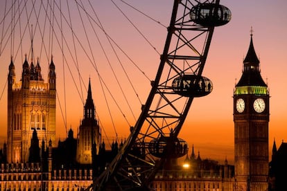 Aunque la torre que acoge el Big Ben se llama en realidad torre Elizabeth, y fue la gran campana de su interior (14 toneladas) la que se denominó como Big Ben, este tampoco era su nombre original. Bautizada como Great Bell (gran campana), los londinenses comenzaron a llamarla Big Ben en honor, supuestamente, de sir Benjamin Hall, político e ingeniero. La torre se levantó tras el gran incendio de Londres que afectó al palacio de Wenstminster y en 1859 sus casi 100 metros de altura quedaron inaugurados con el primer sonido del reloj, que ni siquiera durante los bombardeos alemanes de la segunda Guerra Mundial ha dejado de marcar correctamente las horas. El relojero que diseñó la innovadora y embrollada maquinaria, Edward John Dent, falleció en 1853, seis años antes de su estreno. Su hijo continuó entonces la obra.