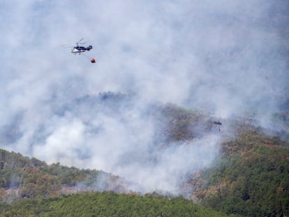 Vista del incendio del valle del Tiétar, visto desde Pedro Bernardo, Ávila, este lunes.